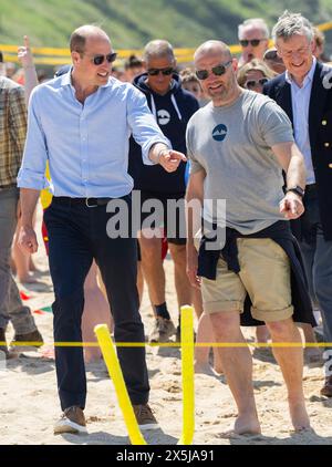 Newquay, Angleterre, Royaume-Uni. 09 mai 2024. Prince William, Prince de Galles visite Fistral Beach. Crédit : Anwar Hussein/Alamy Live News Banque D'Images