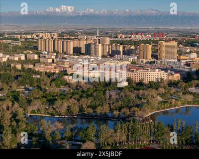 Wujiaqu. 9 mai 2024. Une photo prise par un drone aérien le 9 mai 2024 montre un parc et ses environs à Wujiaqu, dans la région autonome ouïgur du Xinjiang, au nord-ouest de la Chine. Au cours des dernières années, Wujiaqu, une cité-jardin nationale située dans la région autonome ouïgur du Xinjiang, au nord-ouest de la Chine, a déployé de grands efforts pour promouvoir des projets de verdissement et optimiser l'environnement de vie écologique. À la fin de 2023, Wujiaqu possédait plus de 15 700 mu (environ 1 046,7 hectares) d'espaces verts urbains, avec un taux de couverture verte de plus de 45 pour cent. Crédit : HU Huhu/Xinhua/Alamy Live News Banque D'Images