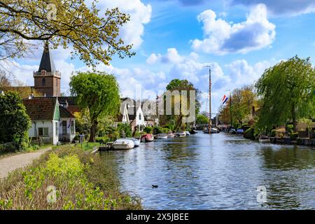 Pays-Bas, Hollande du Nord, Alkmaar. Ville des canaux et le marché aux fromages à la Waagplein, le premier vendredi des mois avril-septembre annuellement. Banque D'Images