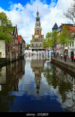 Pays-Bas, Hollande du Nord, Alkmaar. Petite ville hollandaise traditionnelle avec canal et marché aux fromages de la Waagplein. A lieu le premier vendredi des mois avril-septembre annuellement. Banque D'Images