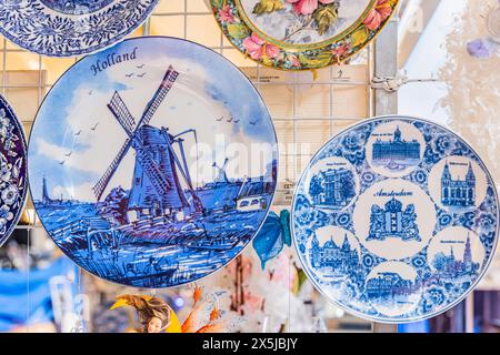 Pays-Bas, Hollande du Nord, Beverwijk. Assiettes vitrées bleu et blanc souvenir à vendre sur un marché néerlandais. (Usage éditorial uniquement) Banque D'Images