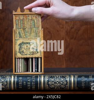 Londres, Royaume-Uni. 10 mai 2024. Les libraires se préparent pour Firsts, la foire du livre rare de Londres qui ouvre à la Saatchi Gallery du 16-19 au 30 mai. Les articles à vendre comprennent l’ensemble complet des livres monumentaux d’histoire naturelle de 43 vols de Peter Harrington, dont un présenté à côté de livres miniatures également en vente chez Camden Lock Books. Crédit : Malcolm Park/Alamy Live News Banque D'Images