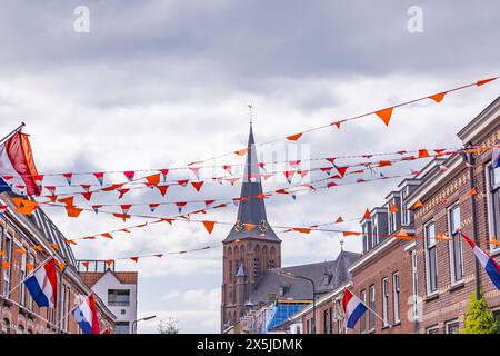 Pays-Bas, Utrecht, Maarssen. Drapeaux et bannières mis en place pour les célébrations de la fête du Roi à Maarssen. Banque D'Images