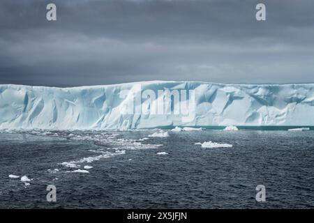 Iceberg tabulaire près de Twillingate, Terre-Neuve-et-Labrador, Canada. Banque D'Images