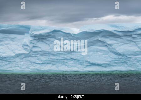 Iceberg tabulaire près de Twillingate, Terre-Neuve-et-Labrador, Canada. Banque D'Images