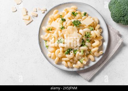 Pâtes Cavatappi Alfredo maison avec brocoli sur table blanche, vue de dessus, espace copie. Pâtes végétariennes crémeuses végétariennes au brocoli et au parmesan. Banque D'Images