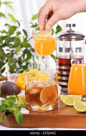 Le thé glacé à la mangue au citron vert et à la menthe a le ratio parfait de jus, de thé et de menthe, sucré avec du miel et si frais et délicieux. Préparez-vous cet été r Banque D'Images