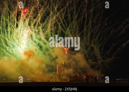 Scène de festival de musique et d'art dynamique avec feux d'artifice dans Desert Sky Banque D'Images