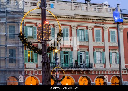 Décoration colorée de Noël illuminée, Nice, Côte d'Azur, France Banque D'Images