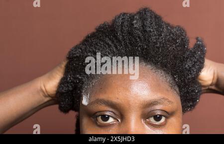 Laver les cheveux bouclés avec un shampooing, shampooing 4c cheveux froids, frotter les cheveux bouclés pendant le lavage Banque D'Images