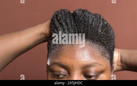 Laver les cheveux bouclés avec un shampooing, shampooing 4c cheveux froids, frotter les cheveux bouclés pendant le lavage Banque D'Images