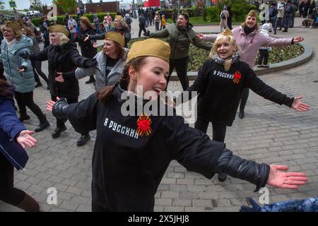 Moscou, Russie. 9 mai 2024. Des femmes dansent sur la bande originale 'I am Russian' du chanteur russe Shaman dans une rue de Moscou, en Russie Banque D'Images