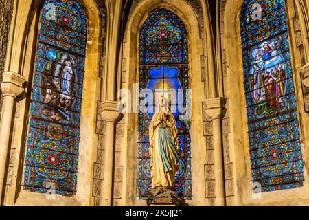 Vierge Marie Lourdes vitraux, Basilique notre-Dame de Nice, Côte d'Azur Nice France construit les années 1860 1858 Marie apparaît à fille à Lourdes Banque D'Images