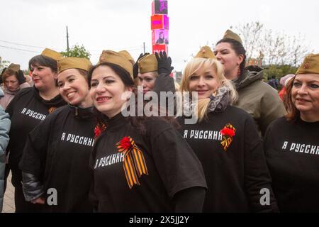 Moscou, Russie. 9 mai 2024. Des femmes dansent sur la bande originale 'I am Russian' du chanteur russe Shaman dans une rue de Moscou, en Russie Banque D'Images