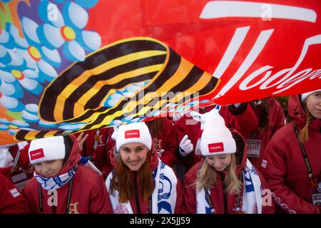 Moscou, Russie. 9 mai 2024. Les gens tiennent des drapeaux lors d'un défilé festif marqué le jour de la victoire lors de l'exposition internationale Russia Expo et du forum au Centre d'exposition VDNKh à Moscou, en Russie. La Russie célèbre les 79 ans de sa victoire sur l'Allemagne nazie lors de la seconde Guerre mondiale Banque D'Images