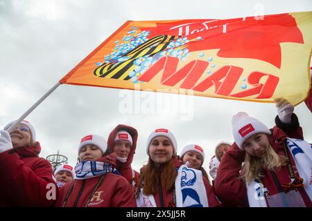 Moscou, Russie. 9 mai 2024. Les gens tiennent des drapeaux lors d'un défilé festif marqué le jour de la victoire lors de l'exposition internationale Russia Expo et du forum au Centre d'exposition VDNKh à Moscou, en Russie. La Russie célèbre les 79 ans de sa victoire sur l'Allemagne nazie lors de la seconde Guerre mondiale Banque D'Images