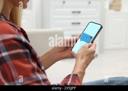 Femme a reçu un message sur téléphone portable à l'intérieur, gros plan. Illustration de l'enveloppe sur l'écran du périphérique Banque D'Images