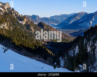 Vue vers grosse Klammspitze et la vallée de la rivière Ammer. Parc naturel des Alpes d'Ammergau (Ammergau Alpen) dans les Alpes calcaires du Nord de la haute-Bavière, Allemagne. Banque D'Images