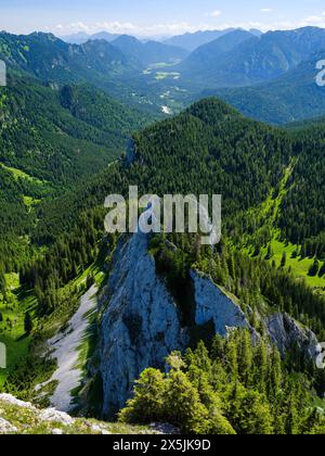 Vue vers Oberammergau et la vallée de la rivière Ammer. Parc naturel des Alpes d'Ammergau (Ammergau Alpen) dans les Alpes calcaires du Nord de la haute-Bavière, Allemagne. Banque D'Images