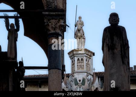 Arche Scaligere : statues gothiques et architecture du monument médiéval. Vérone, Vénétie, Italie. Banque D'Images