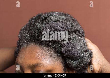 Laver les cheveux bouclés avec un shampooing, shampooing 4c cheveux froids, frotter les cheveux bouclés pendant le lavage Banque D'Images