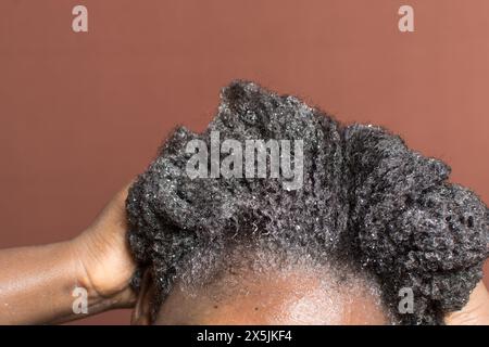 Laver les cheveux bouclés avec un shampooing, shampooing 4c cheveux froids, frotter les cheveux bouclés pendant le lavage Banque D'Images