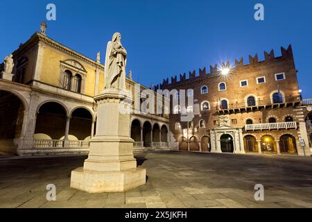 Vérone : Piazza dei Signori avec la statue du poète Dante Alighieri, le Palazzo del Podestà et la Loggia del Consiglio. Vénétie, Italie. Banque D'Images