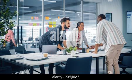 Équipe diversifiée de professionnels d'affaires se réunissant dans la salle de conférence du bureau. Équipe créative autour de table, femme d'affaires noire, entrepreneur numérique afro-américain et PDG hispanique parlant. Banque D'Images