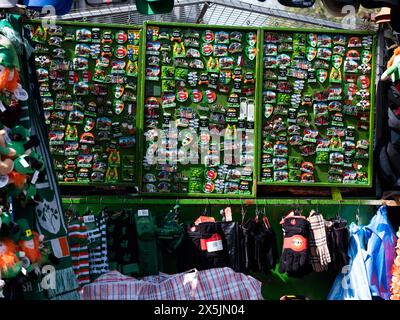 Souvenirs à thème irlandais à vendre sur un stand de marché sur College Green dans le centre-ville de Dublin, Irlande. Banque D'Images