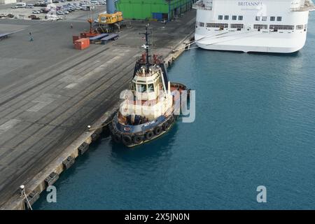 Remorqueur et section arrière du navire de croisière Britannia de classe Royale qui est amarré à Bridgetown, Barbade. Banque D'Images