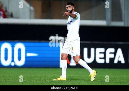 Bergame, Italie. 09 mai 2024. Samuel Gigot de l'Olympique de Marseille fait des gestes lors du match de demi-finale de l'UEFA Europa League entre Atalanta BC et l'Olympique de Marseille au Gewiss Stadium le 9 mai 2024 à Bergame, Italie . Crédit : Marco Canoniero/Alamy Live News Banque D'Images