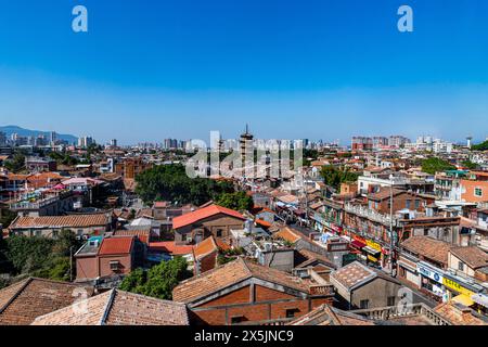 Vue sur les Hutongs et les pagodes dans le temple de Kaiyuan, site du patrimoine mondial de l'UNESCO, Quanzhou, Fujian, Chine, Asie Copyright : MichaelxRunkel 1184-1056 Banque D'Images