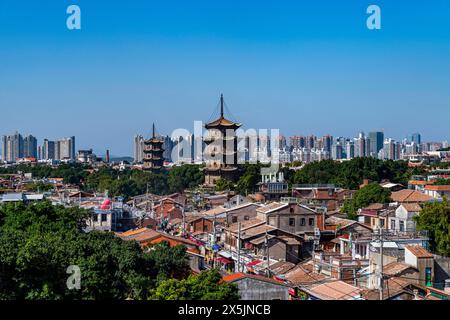 Vue sur les Hutongs et les pagodes dans le temple de Kaiyuan, site du patrimoine mondial de l'UNESCO, Quanzhou, Fujian, Chine, Asie Copyright : MichaelxRunkel 1184-1056 Banque D'Images