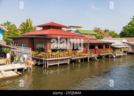 Une photo de maisons de canal à Bangkok. Banque D'Images