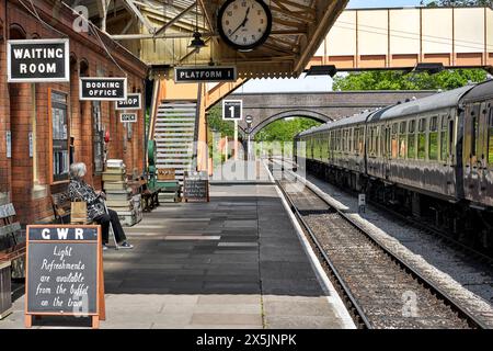 Gare de Toddington. Gare préservée de GWR, Gloucestershire Angleterre Royaume-Uni avec train à la plate-forme Banque D'Images