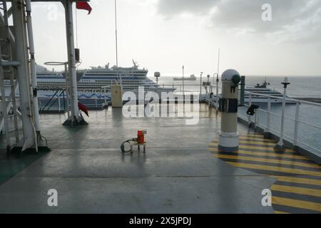 Navire de croisière AIDA diva de classe Sphinx et yacht de luxe Emerald Azzurra amarré dans l'île des Caraïbes Barbade à Bridgetown. Banque D'Images