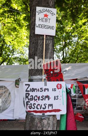 Hambourg, Allemagne. 10 mai 2024. Des banderoles et des affiches avec divers slogans pro-palestiniens peuvent être vues lors d'une veillée à Moorweide près de l'Université de Hambourg. Crédit : Christian Charisius/dpa/Alamy Live News Banque D'Images