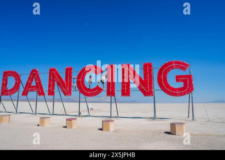 Grande installation d'art de danse rouge dans le paysage du désert Banque D'Images