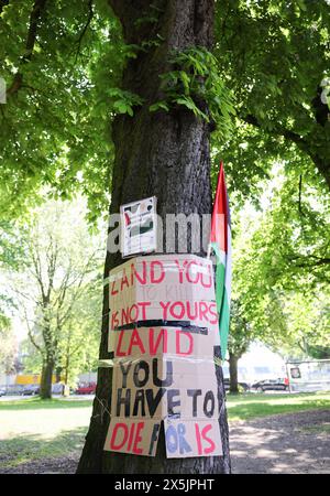 Hambourg, Allemagne. 10 mai 2024. Des banderoles et des affiches avec divers slogans pro-palestiniens peuvent être vues lors d'une veillée à Moorweide près de l'Université de Hambourg. Crédit : Christian Charisius/dpa/Alamy Live News Banque D'Images