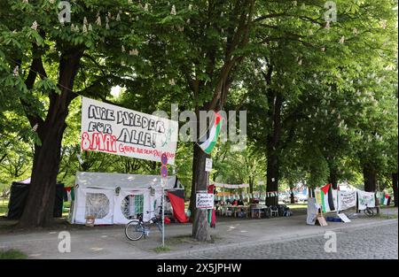 Hambourg, Allemagne. 10 mai 2024. Des banderoles avec divers slogans pro-palestiniens peuvent être vues lors d'une veillée à Moorweide près de l'Université de Hambourg. Crédit : Christian Charisius/dpa/Alamy Live News Banque D'Images