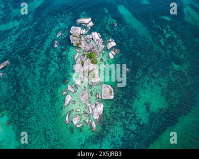 Aérienne de la formation rocheuse granitique de Batu Garuda, île de Belitung au large de la côte de Sumatra, Indonésie, Asie du Sud-est, Asie Copyright : MichaelxRunkel Banque D'Images