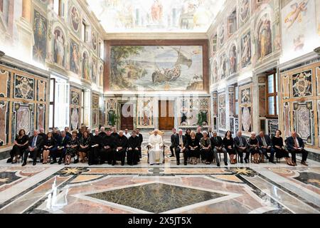 Vatican, Vatican. 10 mai 2024. **NON LIBRI** Italie, Rome, Vatican, 2024/5/10. Papa Francesco reçoit en audience privée une délégation du Merrimack College of Higher Education, Massachusetts au Vatican photographie par les médias du Vatican /Catholic Press photo s. RESTREINTE À UN USAGE ÉDITORIAL - PAS DE MARKETING - PAS DE CAMPAGNES PUBLICITAIRES. Crédit : Agence photo indépendante/Alamy Live News Banque D'Images