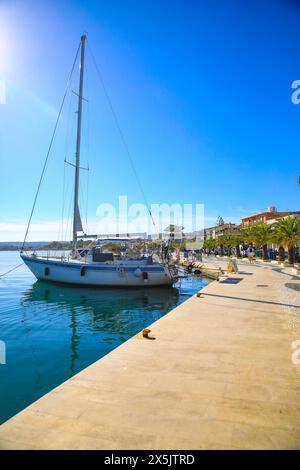 Argostoli, Grèce. Voilier amarré sur une île grecque à côté de palmiers et d'une promenade Banque D'Images