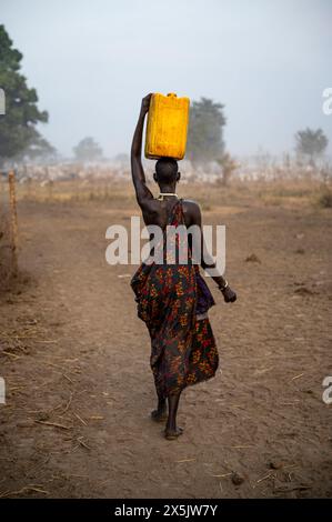 Femme Mundari avec un bidon d'eau sur la tête, tribu Mundari, Soudan du Sud, Afrique Copyright : MichaelxRunkel 1184-11074 usage éditorial seulement Banque D'Images