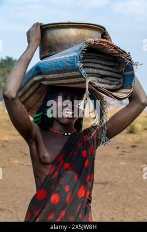 Femme Mundari sur le chemin d'un trou d'eau, tribu Mundari, Soudan du Sud, Afrique Copyright : MichaelxRunkel 1184-11058 usage éditorial seulement Banque D'Images