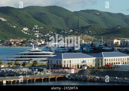 Vue sur le terminal passagers dans le port de Philipsburg sur l'île caribéenne de Sint Maarten. Banque D'Images