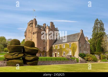 Le château de Crathes, une tour écossaise classique située dans l'Aberdeenshire, en Écosse, possède de charmantes tourelles et de beaux jardins. Banque D'Images