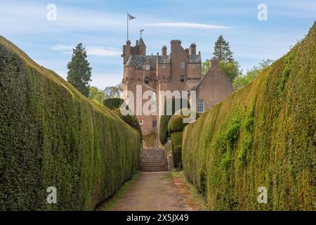 Le château de Crathes, une tour écossaise classique située dans l'Aberdeenshire, en Écosse, possède de charmantes tourelles et de beaux jardins. Banque D'Images