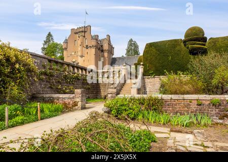 Le château de Crathes, une tour écossaise classique située dans l'Aberdeenshire, en Écosse, possède de charmantes tourelles et de beaux jardins. Banque D'Images