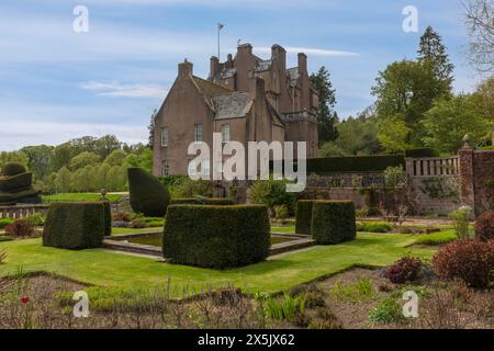 Le château de Crathes, une tour écossaise classique située dans l'Aberdeenshire, en Écosse, possède de charmantes tourelles et de beaux jardins. Banque D'Images